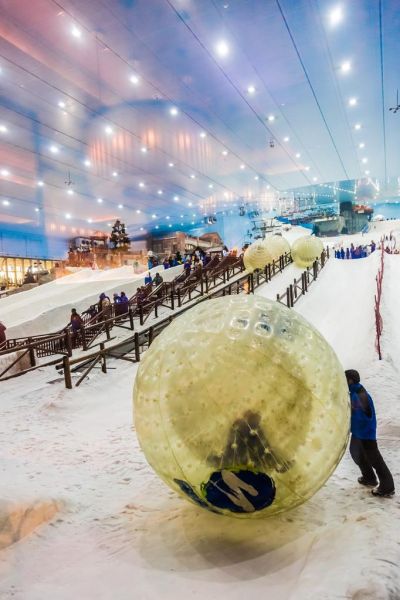 迪拜滑雪村(  迪拜滑雪村簡(jiǎn)直是現(xiàn)實(shí)版冰雪奇緣)